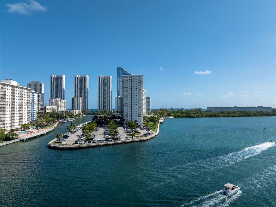 В аренду: $4,000 (2 спален, 2 ванн, 1120 Квадратных фут)