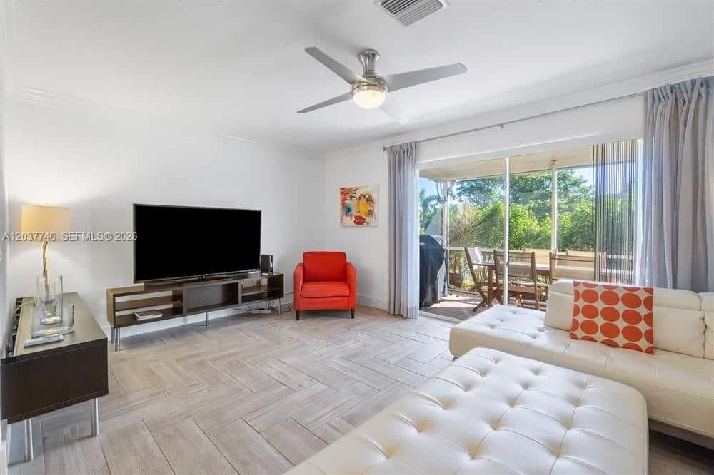 For Rent: $2,100 (2 beds, 2 baths, 1128 Square Feet)