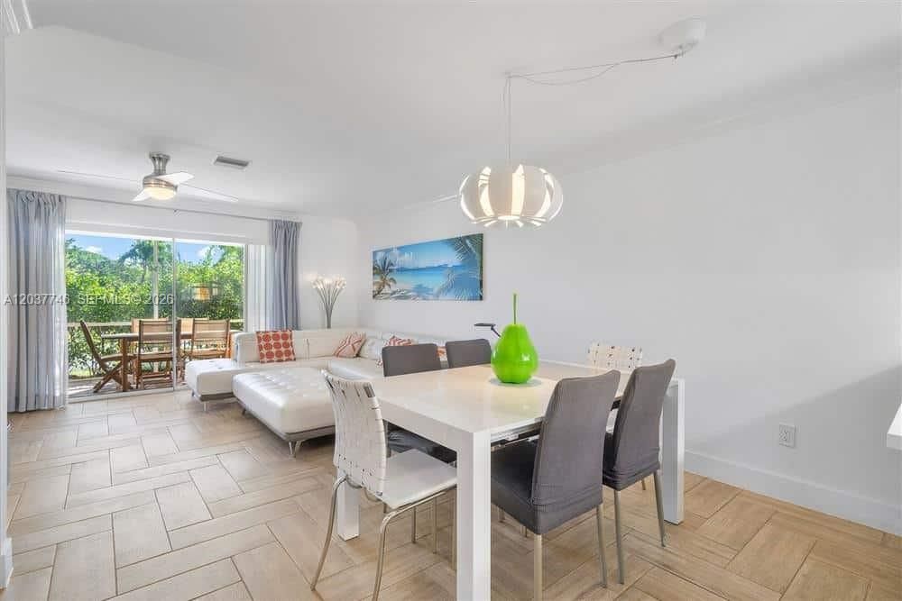For Rent: $2,100 (2 beds, 2 baths, 1128 Square Feet)