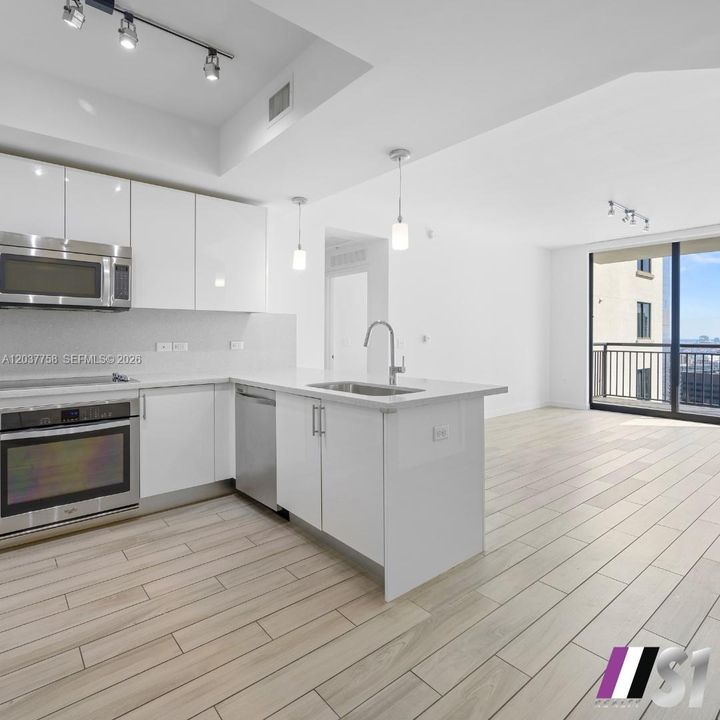 Recently Rented: $4,300 (2 beds, 2 baths, 1117 Square Feet)