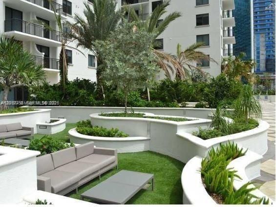 Recently Rented: $4,300 (2 beds, 2 baths, 1117 Square Feet)
