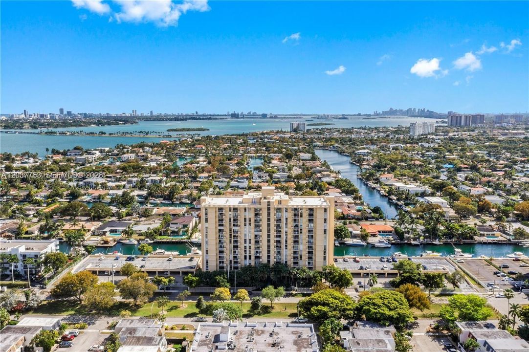 For Sale: $250,000 (2 beds, 2 baths, 904 Square Feet)