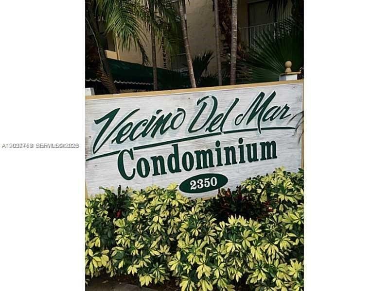 For Sale: $250,000 (2 beds, 2 baths, 904 Square Feet)