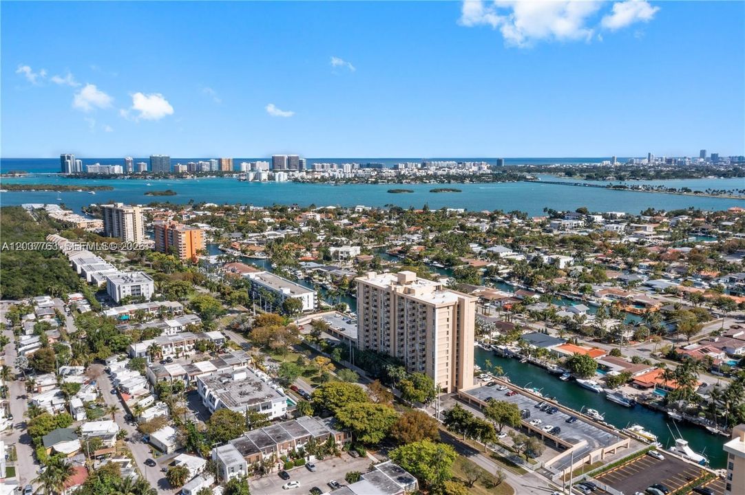 For Sale: $250,000 (2 beds, 2 baths, 904 Square Feet)