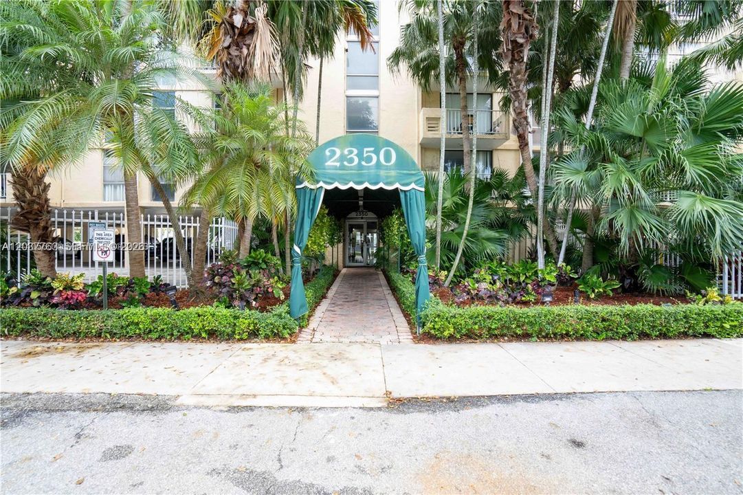 For Sale: $250,000 (2 beds, 2 baths, 904 Square Feet)