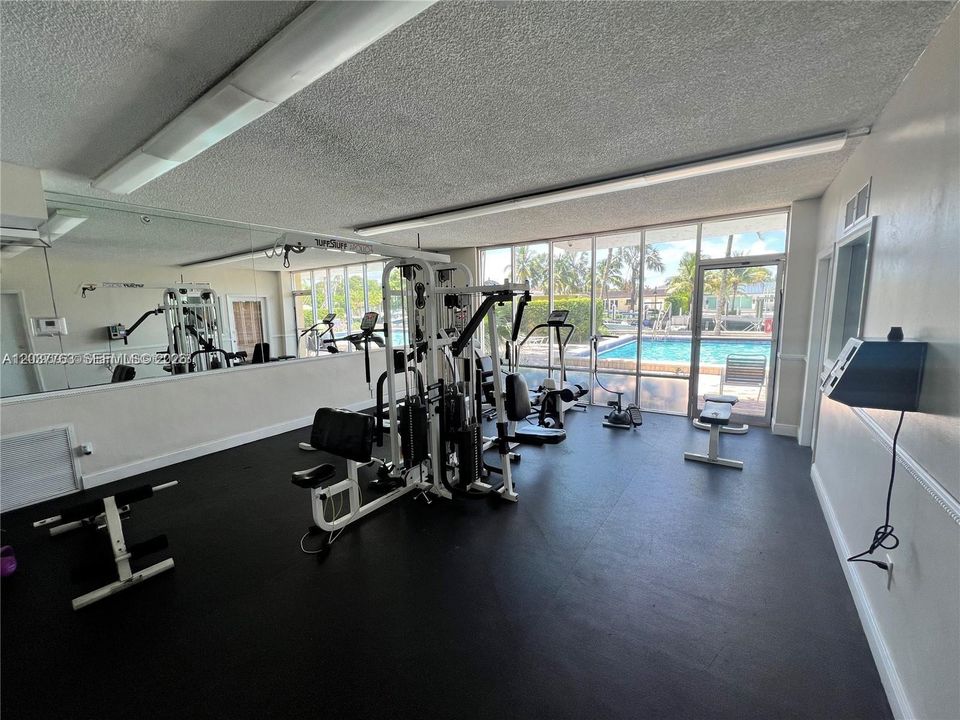 For Sale: $250,000 (2 beds, 2 baths, 904 Square Feet)