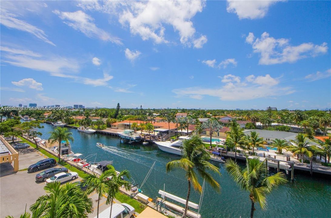 For Sale: $250,000 (2 beds, 2 baths, 904 Square Feet)