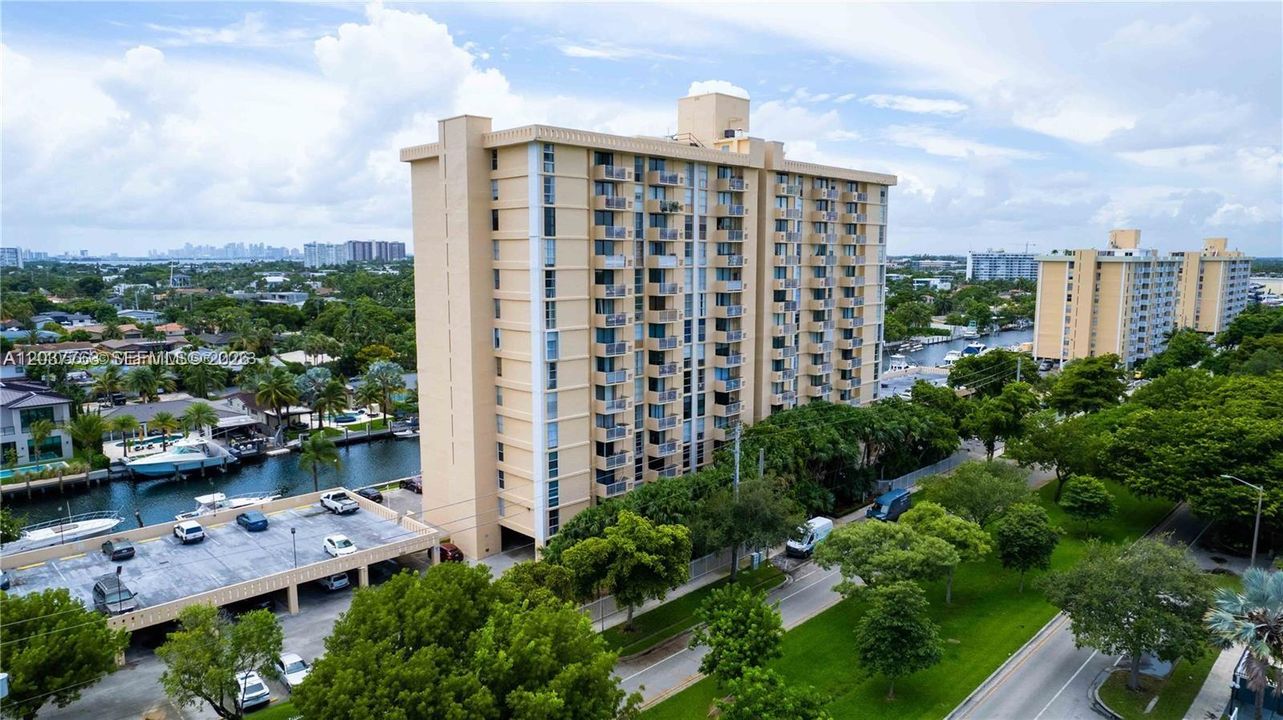 For Sale: $250,000 (2 beds, 2 baths, 904 Square Feet)