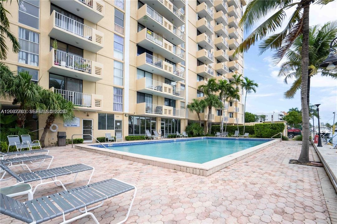For Sale: $250,000 (2 beds, 2 baths, 904 Square Feet)