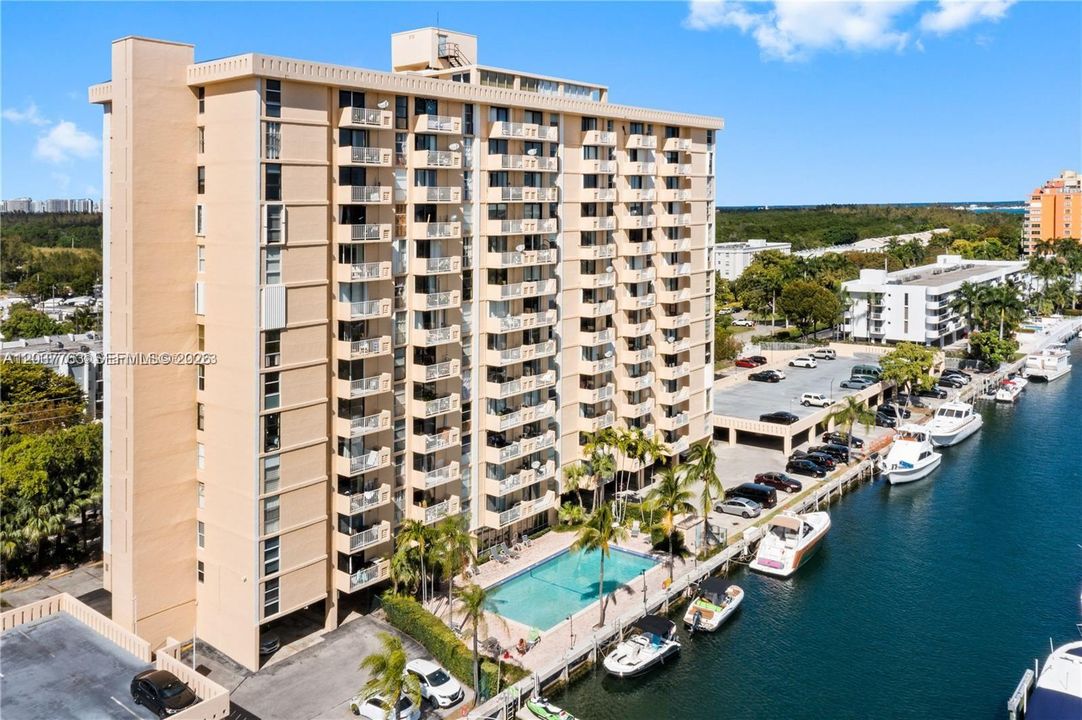 For Sale: $250,000 (2 beds, 2 baths, 904 Square Feet)