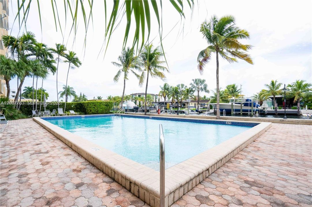 For Sale: $250,000 (2 beds, 2 baths, 904 Square Feet)