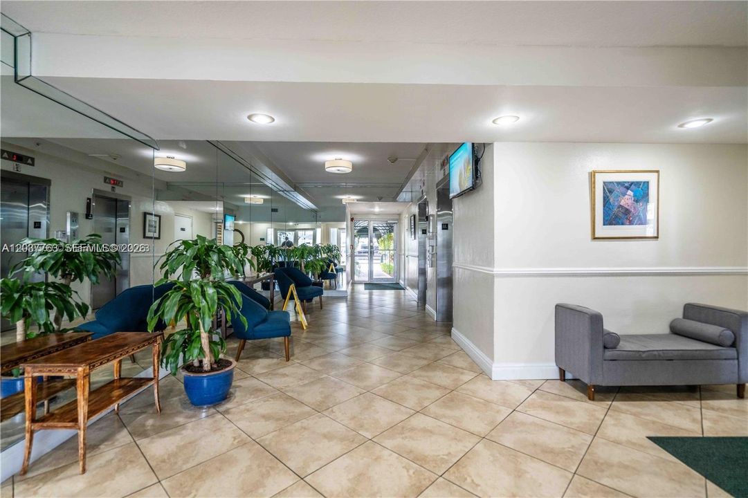 For Sale: $250,000 (2 beds, 2 baths, 904 Square Feet)