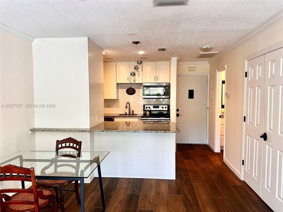 For Rent: $1,700 (1 beds, 1 baths, 650 Square Feet)
