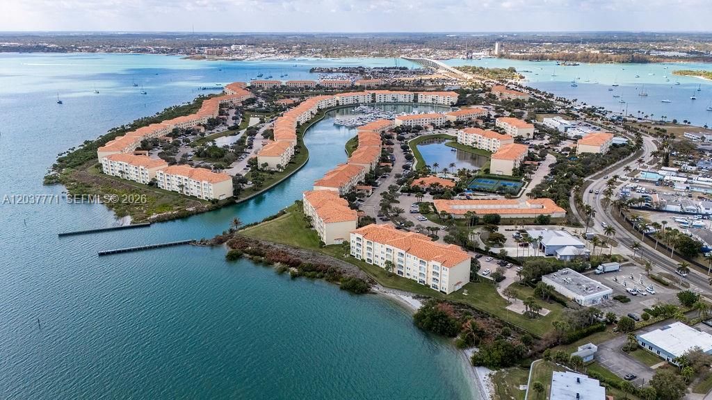 For Rent: $2,500 (2 beds, 2 baths, 1989 Square Feet)