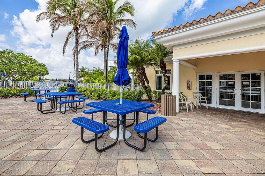 For Rent: $2,500 (2 beds, 2 baths, 1989 Square Feet)
