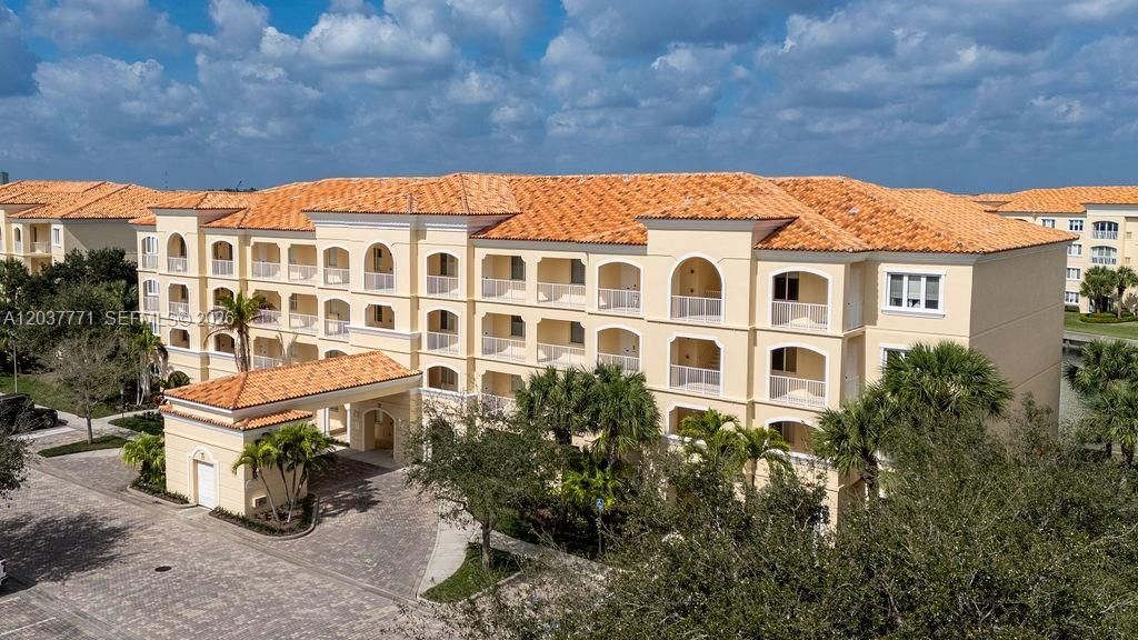 For Rent: $2,500 (2 beds, 2 baths, 1989 Square Feet)