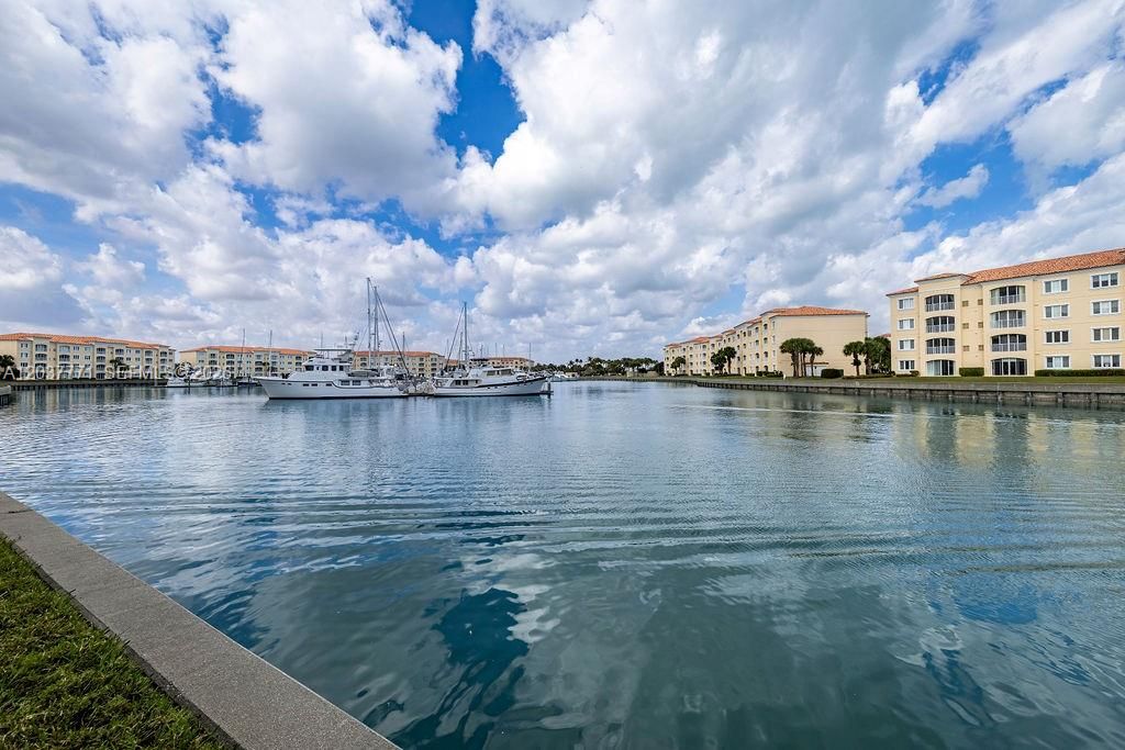 For Rent: $2,500 (2 beds, 2 baths, 1989 Square Feet)