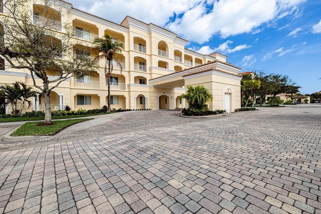 For Rent: $2,500 (2 beds, 2 baths, 1989 Square Feet)