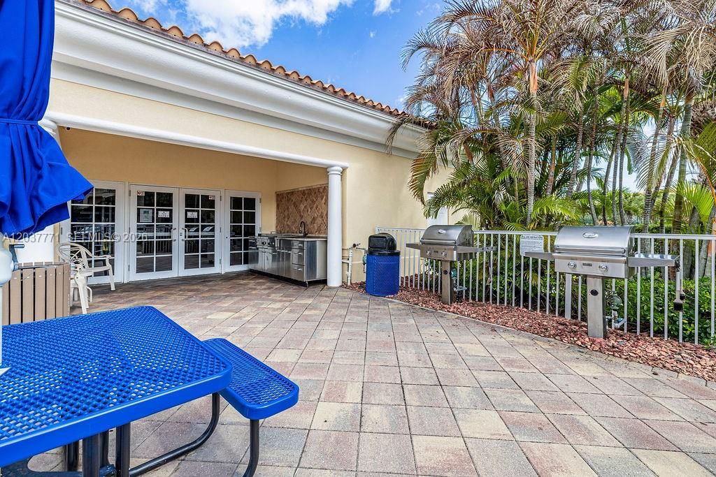 For Rent: $2,500 (2 beds, 2 baths, 1989 Square Feet)