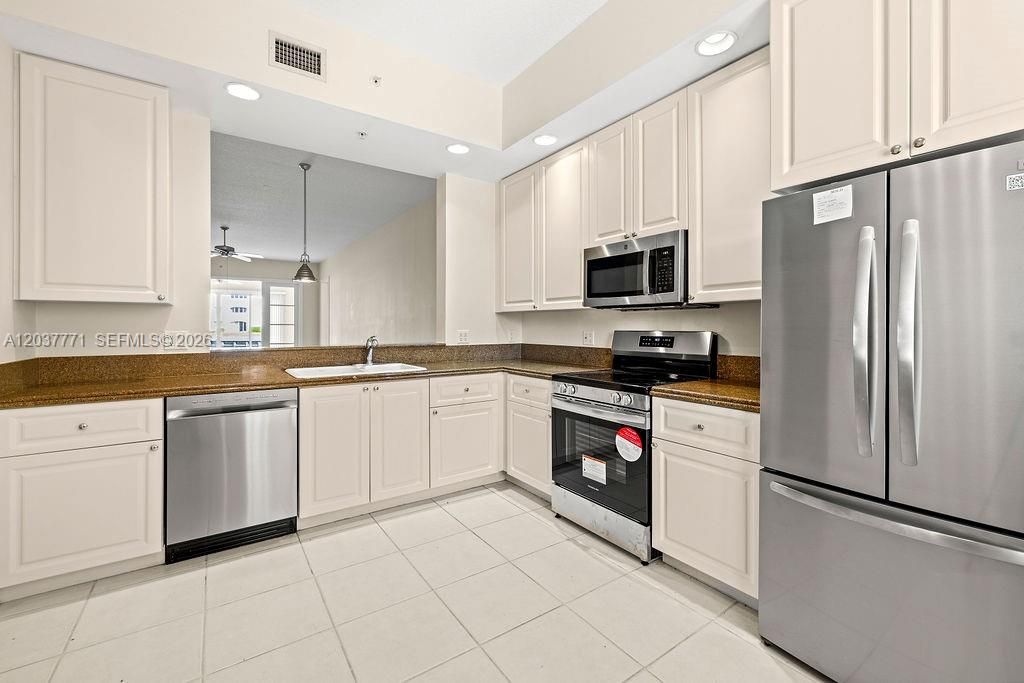 For Rent: $2,500 (2 beds, 2 baths, 1989 Square Feet)