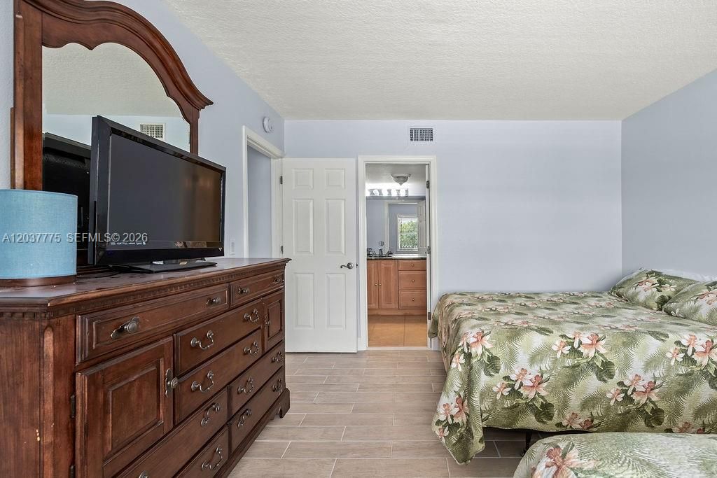 For Rent: $2,695 (2 beds, 2 baths, 3300 Square Feet)
