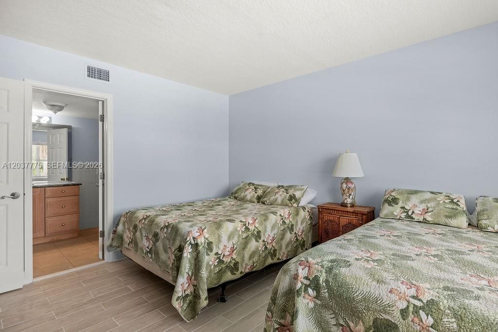 For Rent: $2,695 (2 beds, 2 baths, 3300 Square Feet)