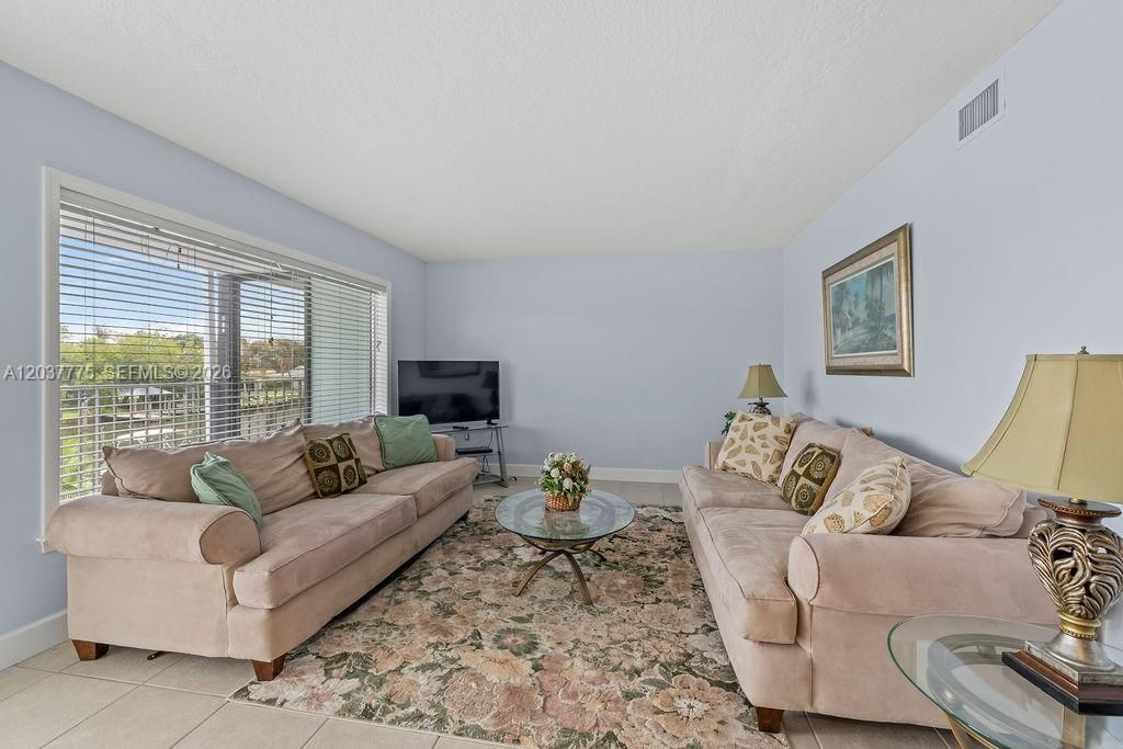 For Rent: $2,695 (2 beds, 2 baths, 3300 Square Feet)
