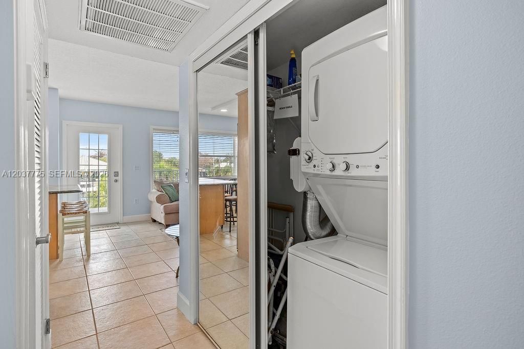 For Rent: $2,695 (2 beds, 2 baths, 3300 Square Feet)