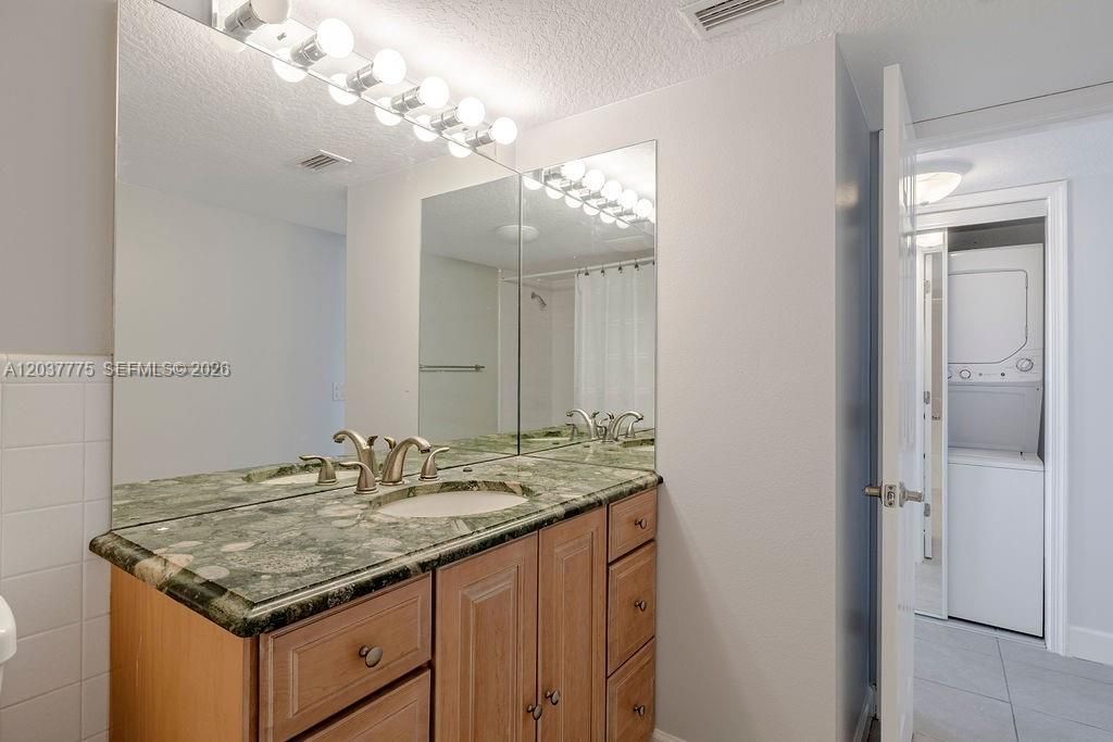 For Rent: $2,695 (2 beds, 2 baths, 3300 Square Feet)