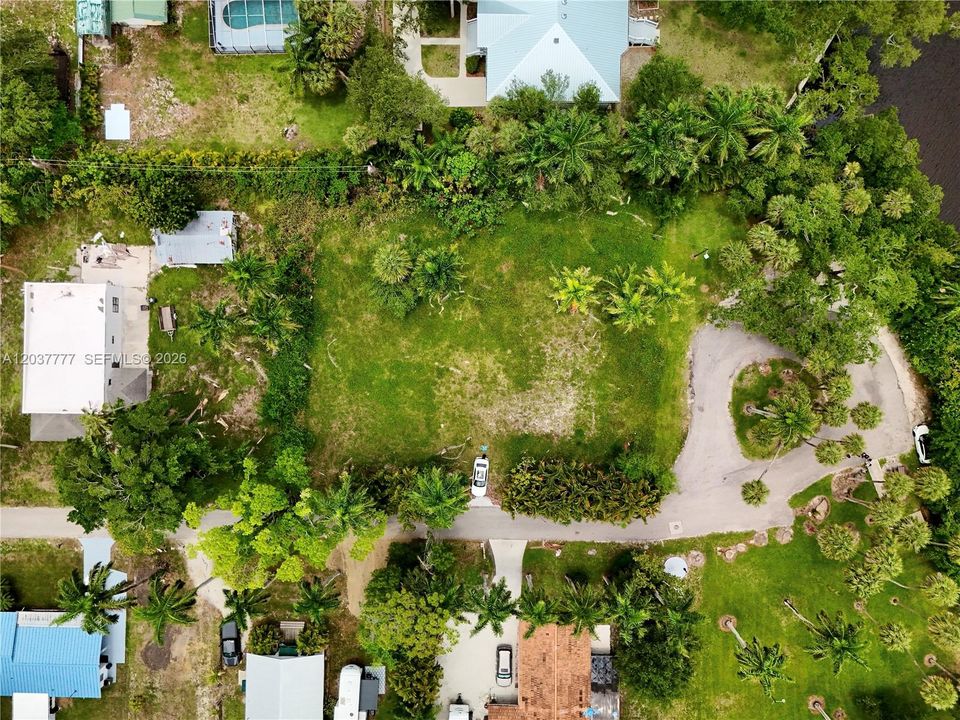 На продажу: $175,000 (0.47 acres)