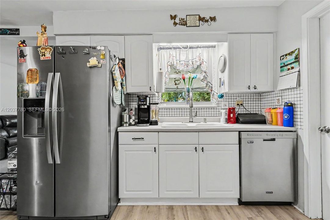 For Sale: $479,000 (3 beds, 2 baths, 1407 Square Feet)