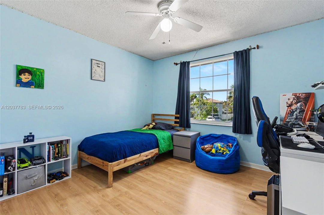В аренду: $4,500 (5 спален, 3 ванн, 2607 Квадратных фут)