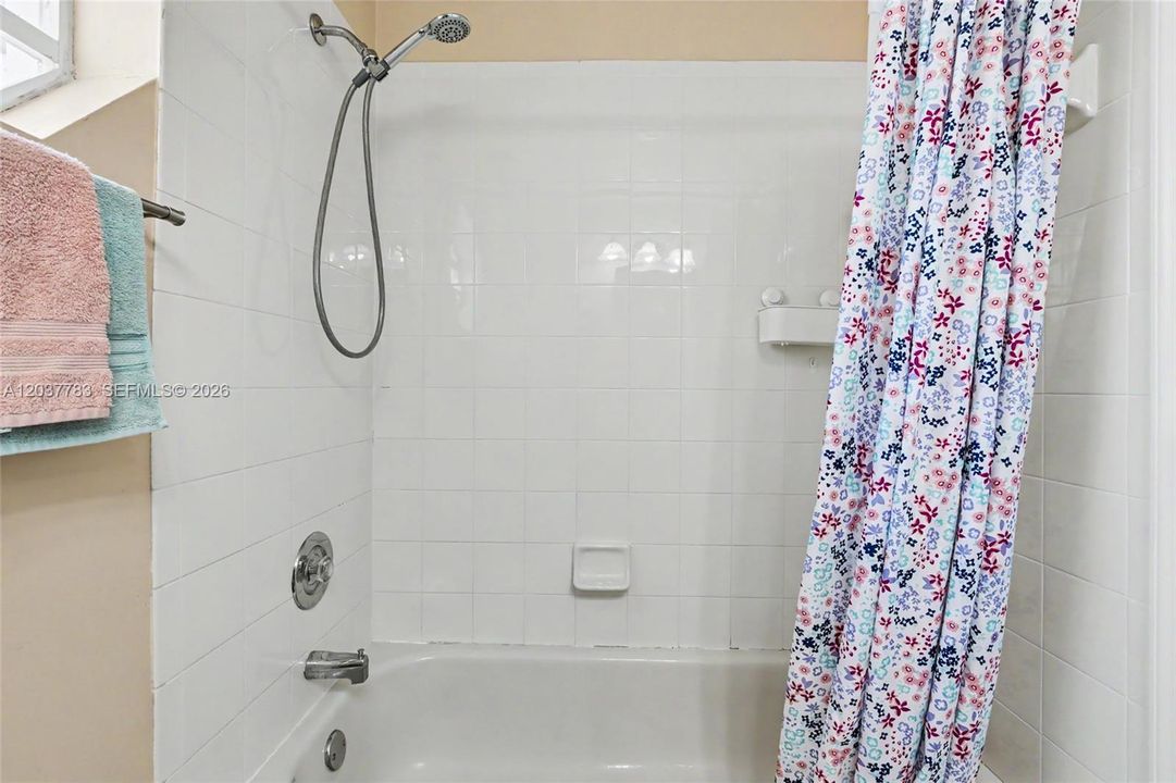 В аренду: $4,500 (5 спален, 3 ванн, 2607 Квадратных фут)