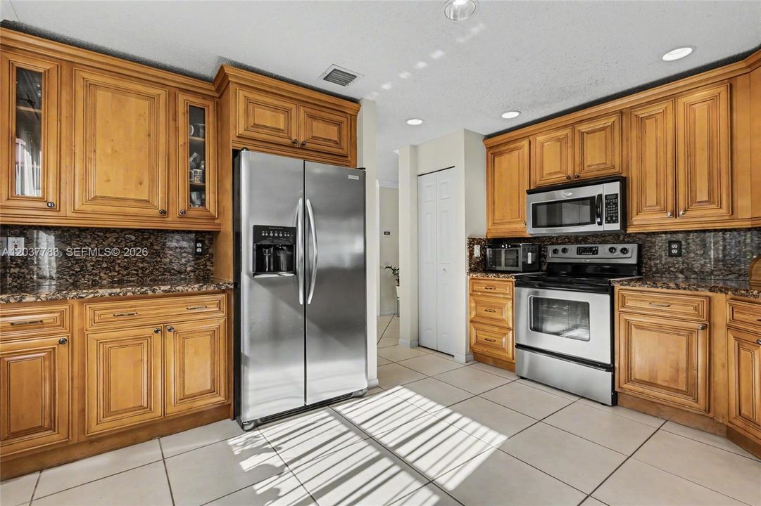 В аренду: $4,500 (5 спален, 3 ванн, 2607 Квадратных фут)