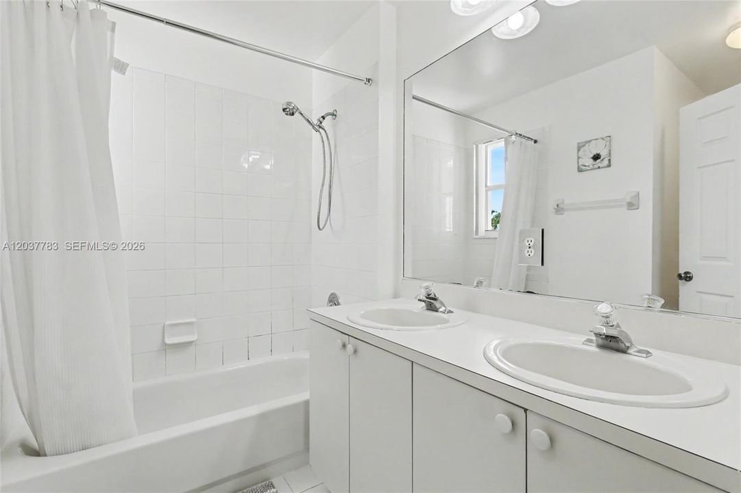 В аренду: $4,500 (5 спален, 3 ванн, 2607 Квадратных фут)