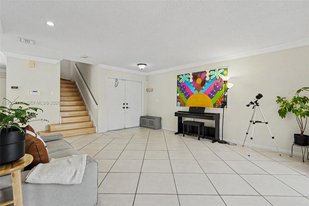 В аренду: $4,500 (5 спален, 3 ванн, 2607 Квадратных фут)