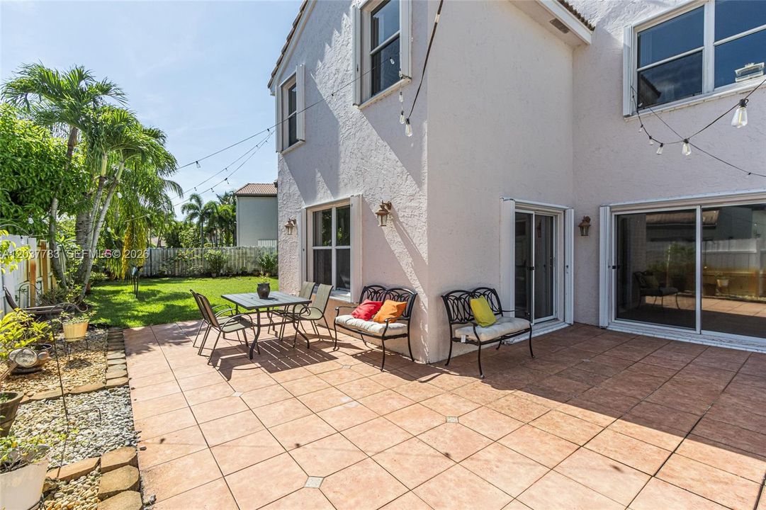 В аренду: $4,500 (5 спален, 3 ванн, 2607 Квадратных фут)