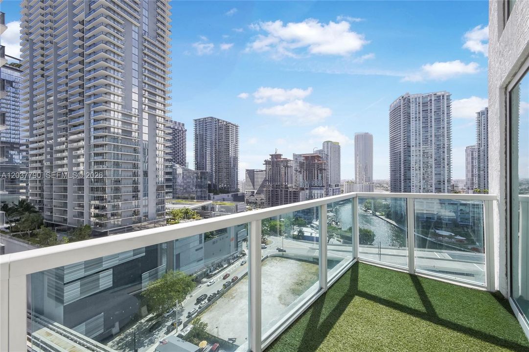 For Sale: $598,000 (2 beds, 2 baths, 1289 Square Feet)