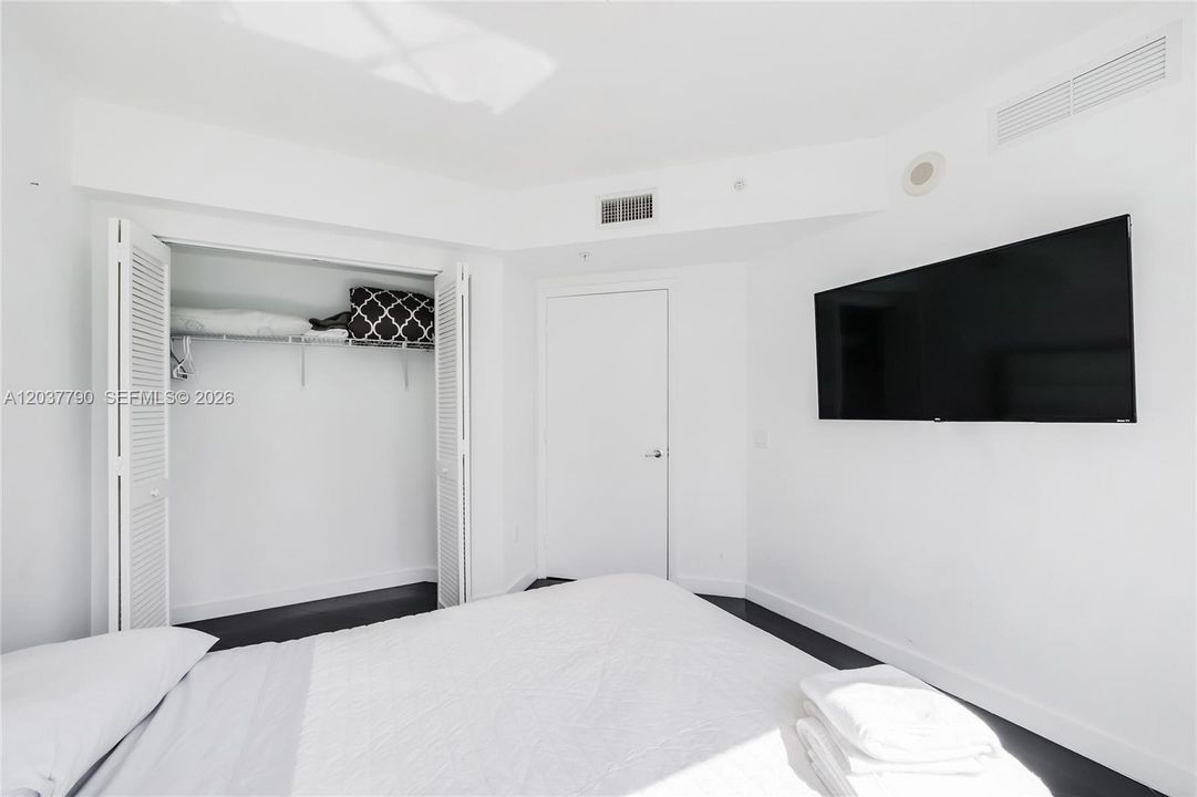 For Sale: $598,000 (2 beds, 2 baths, 1289 Square Feet)