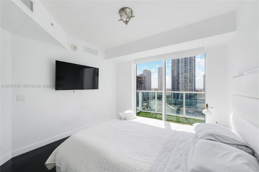 For Sale: $598,000 (2 beds, 2 baths, 1289 Square Feet)