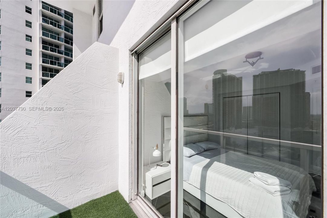 For Sale: $598,000 (2 beds, 2 baths, 1289 Square Feet)