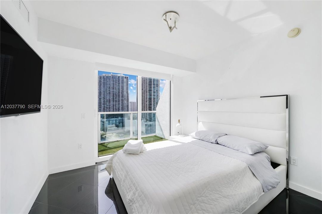 For Sale: $598,000 (2 beds, 2 baths, 1289 Square Feet)