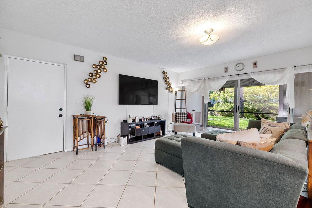 6237_Old_Court_Rd_u104_030
