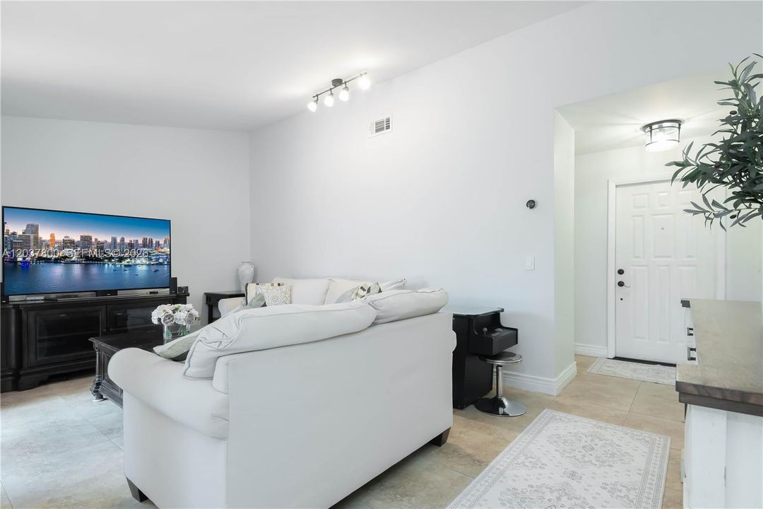 For Sale: $505,000 (2 beds, 2 baths, 1090 Square Feet)