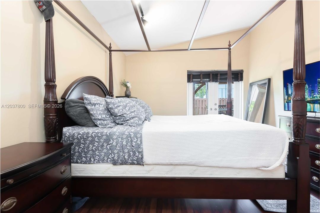 For Sale: $505,000 (2 beds, 2 baths, 1090 Square Feet)