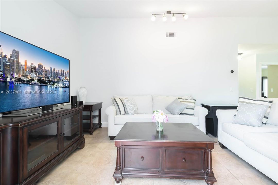 For Sale: $505,000 (2 beds, 2 baths, 1090 Square Feet)