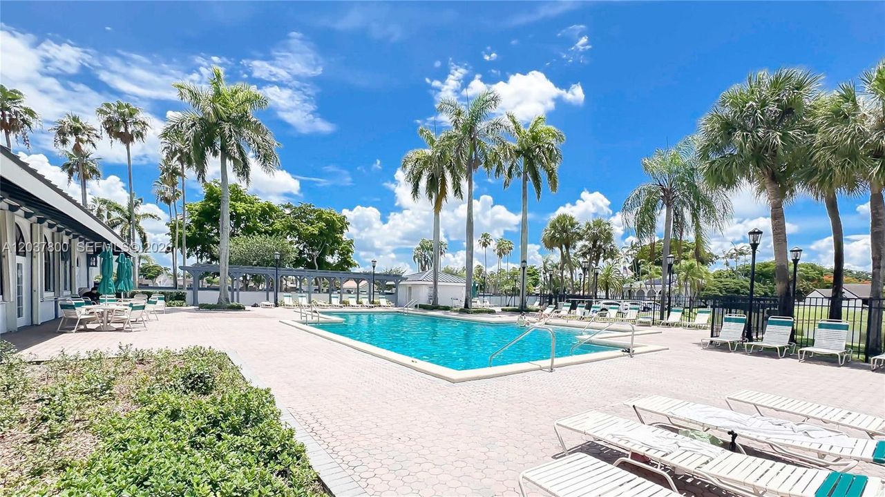 For Sale: $505,000 (2 beds, 2 baths, 1090 Square Feet)