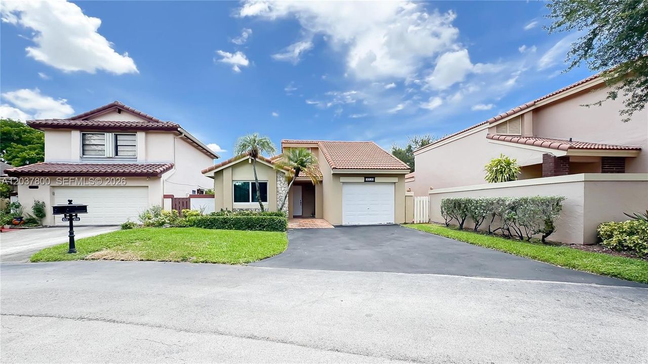 For Sale: $505,000 (2 beds, 2 baths, 1090 Square Feet)