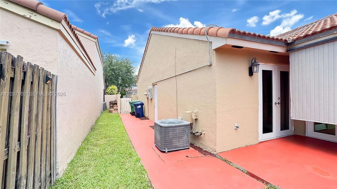 For Sale: $505,000 (2 beds, 2 baths, 1090 Square Feet)