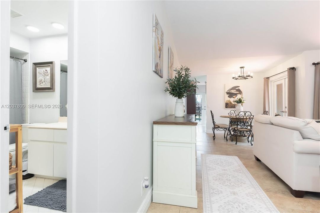For Sale: $505,000 (2 beds, 2 baths, 1090 Square Feet)